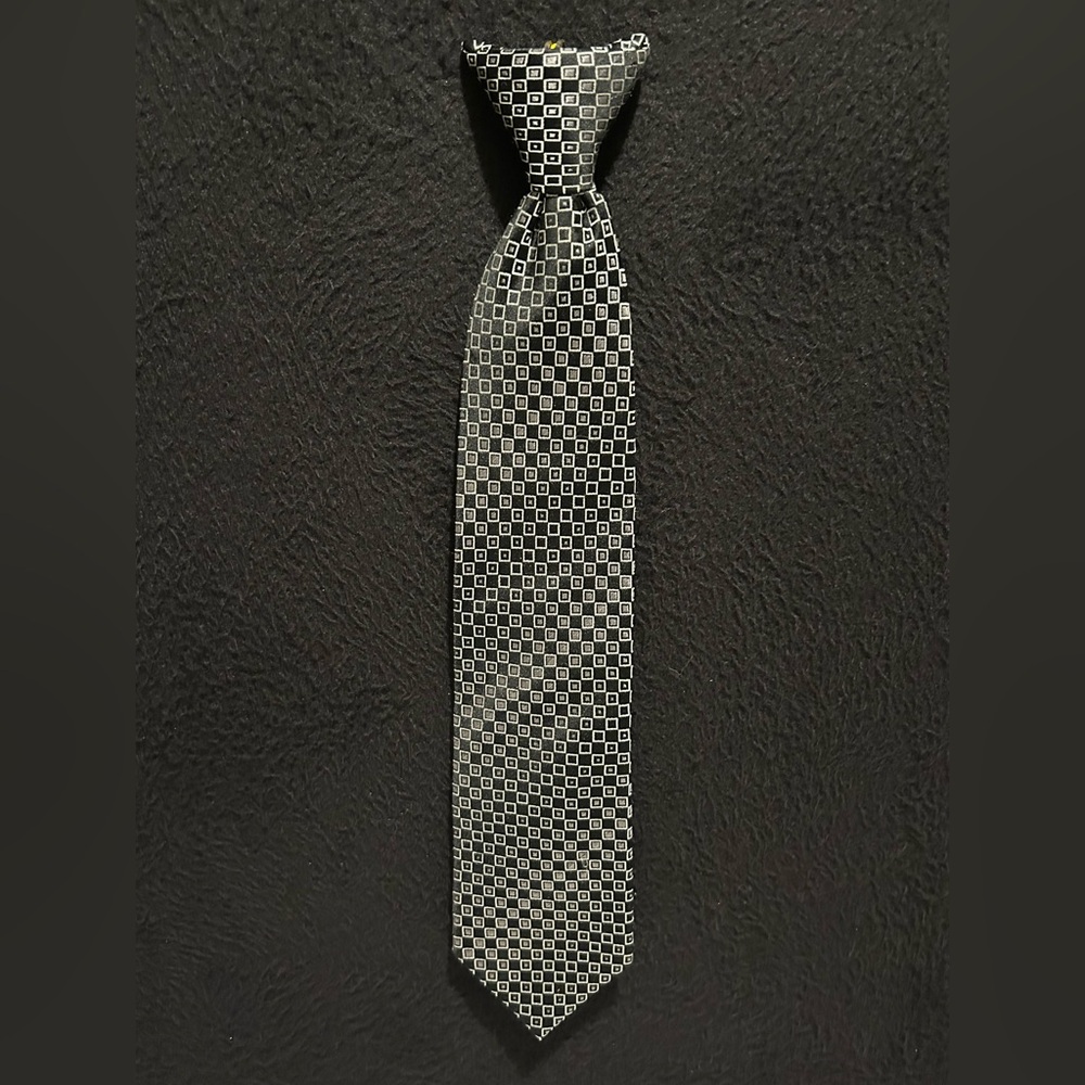 VAN HEUSEN Silk Necktie Youth Size 3" x 48.5"  Stain Resistant Black Silver Tie